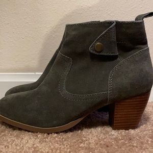Diba Grey Sz 8.5 ankle booties. NWOT.